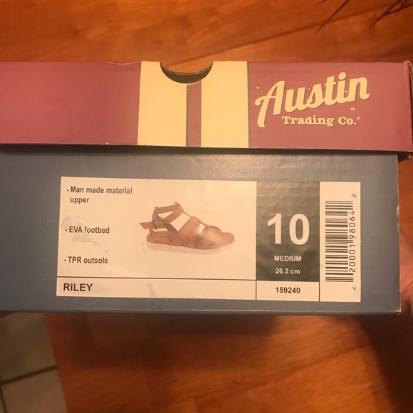 Austin Trading Co. Tan Sandals - Picture 4 of 6